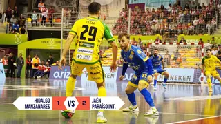C&eacute;sar, de Ja&eacute;n FS, conduce el bal&oacute;n ante &Aacute;lvaro L&oacute;pez, del Quesos El Hidalgo Manzanares