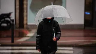 Una persona se protege de la lluvia con paraguas - Mateo Lanzuela (foto: EP)