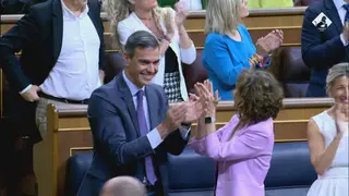 Pedro S&aacute;nchez celebra con Mar&iacute;a Jes&uacute;s Montero el resultado de la votaci&oacute;n del Congreso, favorable para la Ley de Amnist&iacute;a (foto: La 7)