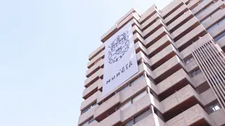 Lona desplegada en el edificio Hispania del Ayuntamiento de Murcia (foto: La 7)