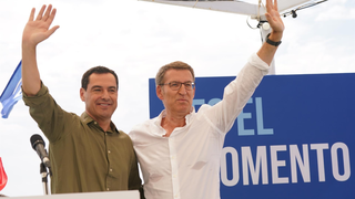 El presidente del PP, Alberto N&uacute;&ntilde;ez Feij&oacute; y el presidente del PP-A y de la Junta de Andaluc&iacute;a, Juanma Moreno, saludan a los militantes en un acto p&uacute;blico de cierre de campa&ntilde;a a 21 de julio del 2023 en M&aacute;laga
