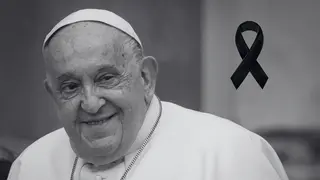 Luto oficial de tres d&iacute;as por la muerte del Papa Francisco (foto: La 7)