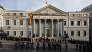 Desfile durante el acto de Izado Solemne de la bandera de Espa&ntilde;a, frente al Congreso de los Diputados