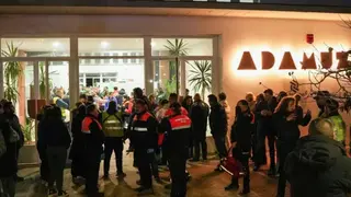 Coordinaci&oacute;n de los equipos emergencias en el Polideportivo de Adamuz para socorrer a los heridos y fallecidos en el descarrilamiento de dos trenes de alta velocidad en el t&eacute;rmino municipa