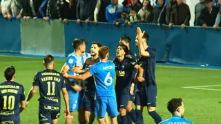 El derbi entre el &Aacute;guilas y el UCAM acaba con graves incidentes, amenazas de muerte y agresiones (foto: La
