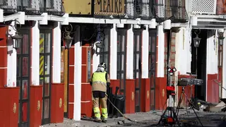 Bomberos de Murcia trabajan frente al Teatre, en la zona de ocio de Las Atalayas, donde ocurri&oacute; el incendio (foto: Bomberos Murcia)