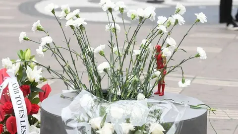 Claveles blancos en el homenaje a las v&iacute;ctimas del atentado del 17-A