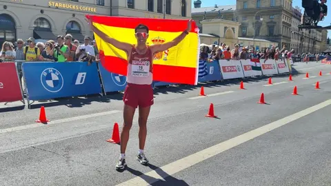 Miguel &Aacute;ngel L&oacute;pez celebra su triunfo en el Europeo con la bandera de Espa&ntilde;a