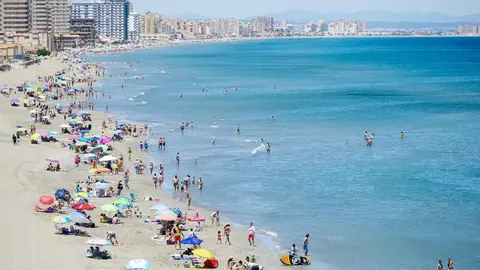 Varias personas se ba&ntilde;an en la Playa Gal&uacute;a, en la Manga del Mar Menor, en una imagen de archivo (foto: Europa Press)