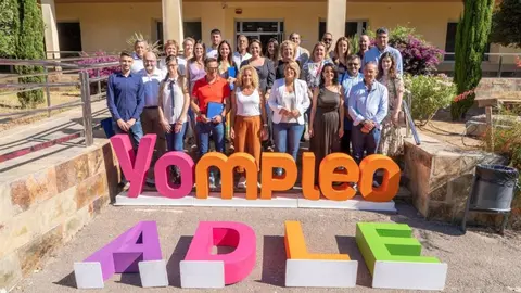 La alcaldesa de Cartagena, Noelia Arroyo, en el centro, junto a trabajadores de la ADLE (Foto: Ayto. Cartagena)
