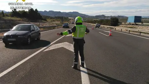 Un guardia civil haciendo labores de tr&aacute;fico (Foto: GC)