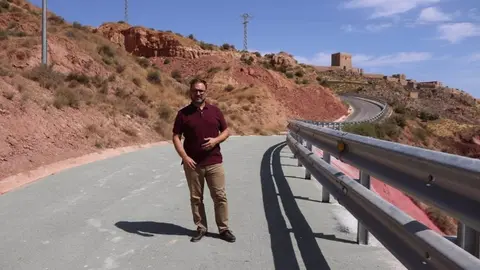 El alcalde de Lorca, Diego Jos&eacute; Mateos, en la carretera de acceso al Castillo (Foto: Ayto. Lorca)