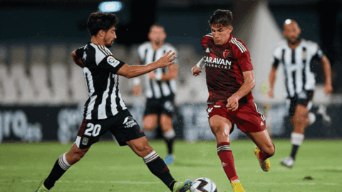 El albinegro Jairo Izquierdo y el zaragocista Giuliano Simeone disputan un bal&oacute;n (Foto: TW Real Zaragoza)