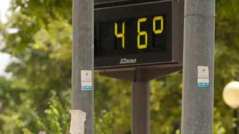 Uno de los term&oacute;metros de la Regi&oacute;n de Murcia refleja el calor del mes de agosto