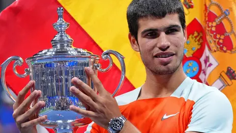 Carlos Alcaraz posa con el trofeo de ganador del US Open del a&ntilde;o pasado