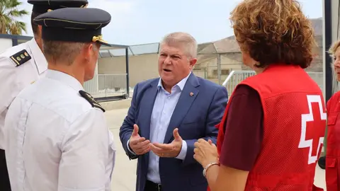El delegado del Gobierno en la Regi&oacute;n de Murcia, Jos&eacute; V&eacute;lez, visita el nuevo Centro de Atenci&oacute;n Temporal de Extranjeros (CATE) de Cartagena | FOTO: DELEGACI&Oacute;N DEL GOBIERNO EN LA REGI&Oacute;N DE MURCIA