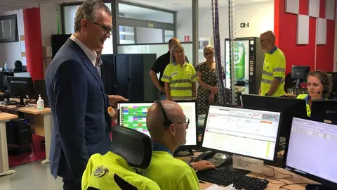 Visita de Pedre&ntilde;o a la sede del centro coordinador de urgencias y emergencias del 061 (foto: CARM)