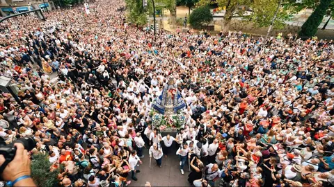 La Virgen de la Fuensanta, rodeada de fieles