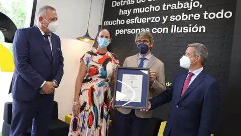 Imagen del consejero de Econom&iacute;a, Hacienda y Administraci&oacute;n Digital, Luis Alberto Mar&iacute;n, recibiendo la certificaci&oacute;n de calidad ISO9001 con AENOR de la Agencia Tributaria de la Regi&oacute;n de Murcia (Foto: CARM)