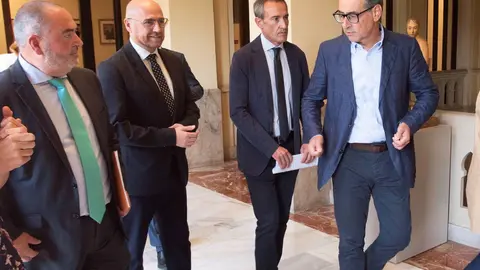 Justo Moreno, director de relaciones institucionales de AstraZeneca; Francisco Jos&eacute; Ponce, director gerente del SMS; Domingo Pascual, catedr&aacute;tico de Medicina; y el rector, Jos&eacute; Luj&aacute;n, tras la firma del acuerdo  | FOTOI: INMA G.PARDO