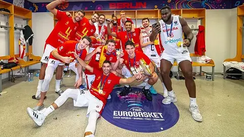 Los jugadores de la selecci&oacute;n celebran la consecuci&oacute;n del Eurobasket en el vestuario | FEB