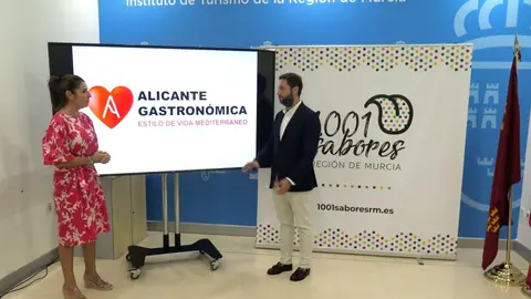 El director general del Itrem, Juan Francisco Mart&iacute;nez, y la directora del Centro de Cualificaci&oacute;n Tur&iacute;stica, M&oacute;nica Mero&ntilde;o, presentaron hoy la participaci&oacute;n de la Regi&oacute;n de Murcia en la IV edici&oacute;n de &lsquo;Alicante Gastron&oacute;mica&rsquo;. | FOTO: CARM