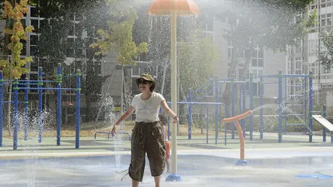 Imagen de archivo de una mujer combatiendo el calor en la Regi&oacute;n.