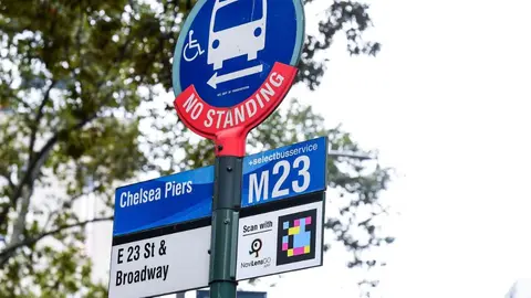 Navilens en una parada de autob&uacute;s de Manhattan