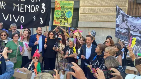 Muchos murcianos fueron al Senado a esperar la votaci&oacute;n (Foto: ILP Mar Menor)