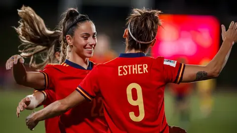 Dos jugadoras de la selecci&oacute;n espa&ntilde;ola femenina se abrazan celebrando un gol (Foto: RFEF)