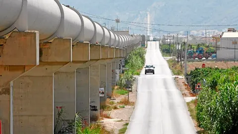 Imagen de la conducci&oacute;n del trasvase Tajo-Segura en Orihuela. Horizontal. Agua