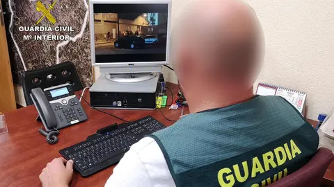 Un agente de la Guardia Civil, durante la operaci&oacute;n | FOTO: GUARDIA CIVIL