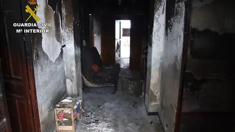 Interior de la vivienda en la que se provoc&oacute; el incendio (Foto: Guardia Civil)