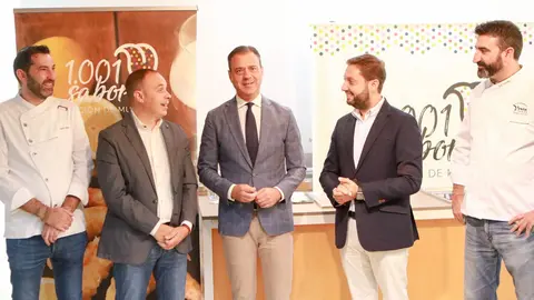 El consejero de Presidencia, Turismo, Cultura y Deportes, Marcos Ortu&ntilde;o, junto al director del Itrem, Juan Francisco Mart&iacute;nez (2d), David L&oacute;pez, de' Local de Ensayo&iquest; y 'Ajo y Agua&iquest; (1i), el sumiller Pedro Mart&iacute;nez (2i) y Rodi Fern&aacute;ndez, de 'Ta&uacute;lla' (1d).