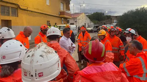 El alcalde Serrano, con efectivos de Emergencias, en Javal&iacute; Nuevo