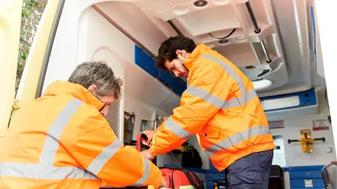 Dos sanitarios del Servicio de Emergencias durante una de sus intervenciones (Archivo)