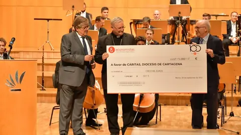 Ram&oacute;n Madrid, presidente del Colegio de Economistas (izq.) entrega el cheque al obispo Lorca Planes (c) y al presidente C&aacute;ritas, Jos&eacute; Antonio Planes
