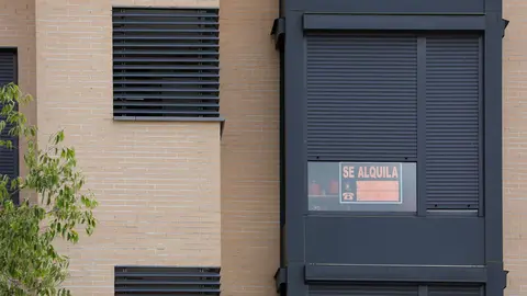En la fachada de un edificio se ve un cartel de 'Se Alquila' bajo la persiana de uno de los pisos | FOTO: EUROPA PRESS