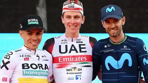 Pogacar (centro) junto a Higuita (izq.) y Valverde (Foto: Team Movistar)