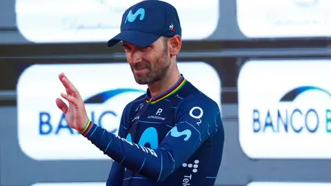 Valverde saluda en el podio (Foto: Team Movistar)
