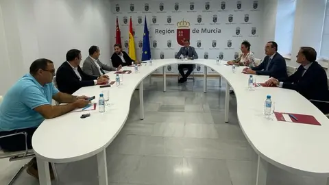 El consejero Ortu&ntilde;o, con los responsables de los hoteles