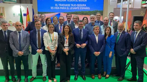 Representantes de Murcia y Andaluc&iacute;a, con los respectivos consejeros de Agricultura, Antonio Luengo (5d) y Carmen Crespo (5i), en Fruit Attracion (Foto: CARM)