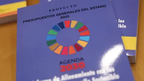 Informe impreso que incluye el Proyecto de Ley de los Presupuestos Generales del Estado aprobados por el Gobierno para 2023, en el Congreso de los Diputados, a 6 de octubre de 2022, en Madrid (Espa&ntilde;a). Previo a la rueda de prensa, la ministra de Hacienda (Foto: Eduardo Parra - Europa Press)