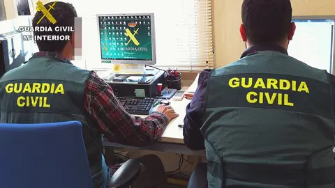 Dos agentes de la Guardia Civil trabajando | FOTO: GUARDIA CIVIL
