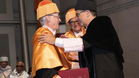 El rector felicita a De Grauwe tras su investidura