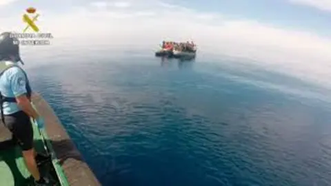 Imagen de archivo en donde la Guardia Civil rescata a una patera en las costas de la Regi&oacute;n de Murcia (foto: Guardia Civil)