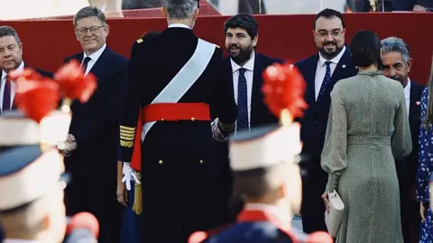 El presidente L&oacute;pez Miras saluda al Rey en los proleg&oacute;menos del desfile