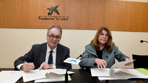 El subdirector general de la Fundaci&oacute;n La Caixa, Marc Sim&oacute;n, y la consejera de Educaci&oacute;n de la Regi&oacute;n de Murcia, Mar&iacute;a Isabel Campuzano Mart&iacute;nez, han firmado hoy un nuevo acuerdo de colaboraci&oacute;n para trabajar en la superaci&oacute;n de la pobreza infantil a trav&eacute;s de CaixaProinfancia.