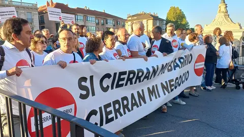 Vecinos del barrio de El Carmen se concentran en el puente de los Peligros | FOTO: EUROPA PRESS