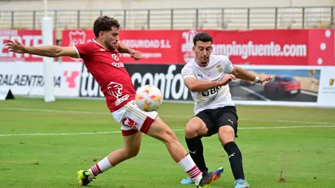 Imagen del partido entre el Real Murcia y el Real Uni&oacute;n de Ir&uacute;n (Foto: Real Murcia)